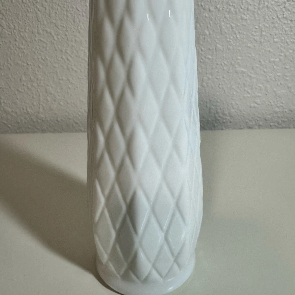 Vintage Quilted/Diamond Cut Bud Vase‎
